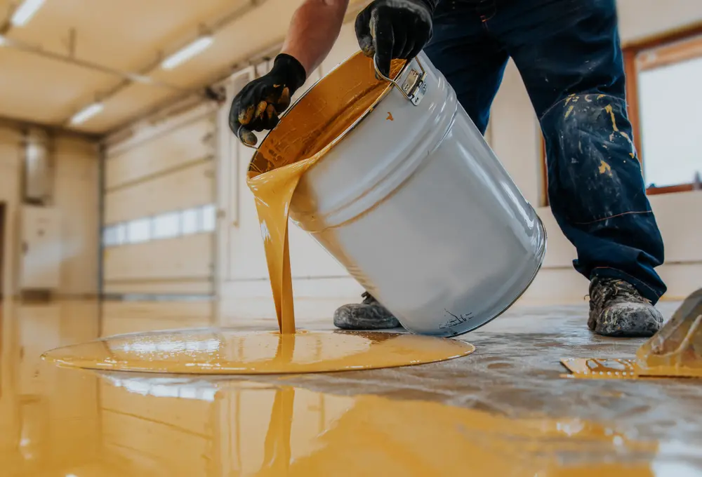 Reparar un suelo de hormigón en un garaje con pintura poliuretano y epoxi